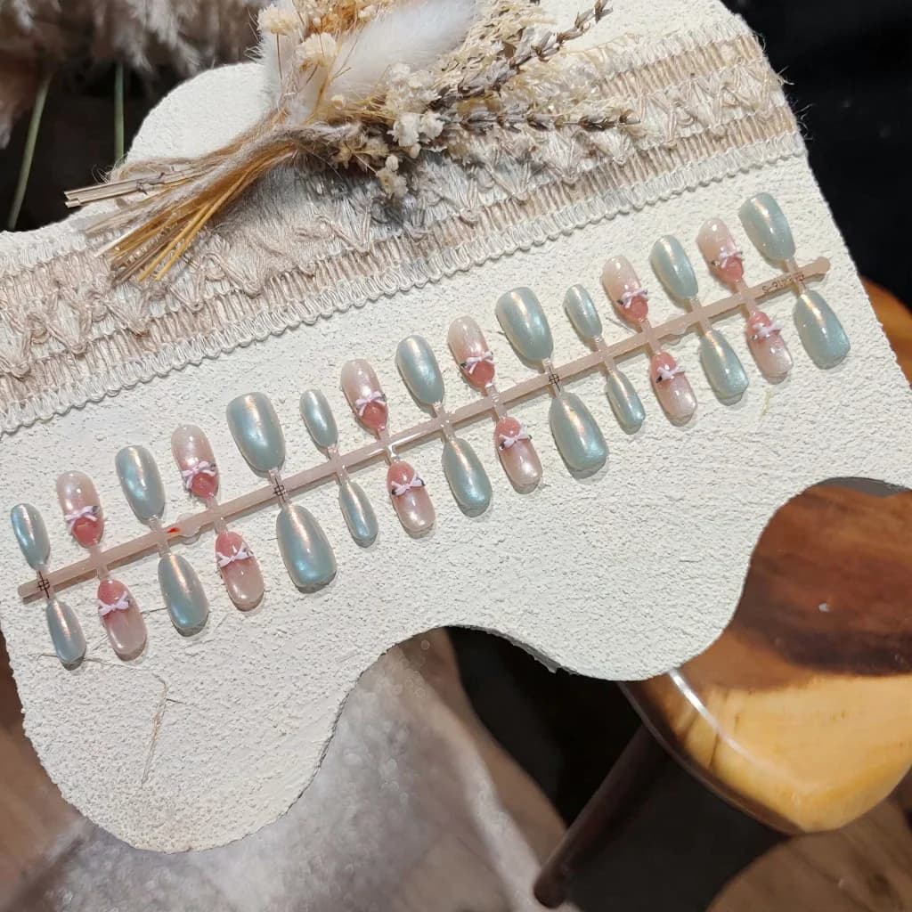 Roosad kassisilma kunstküüned lipsude ja klaashelmestega