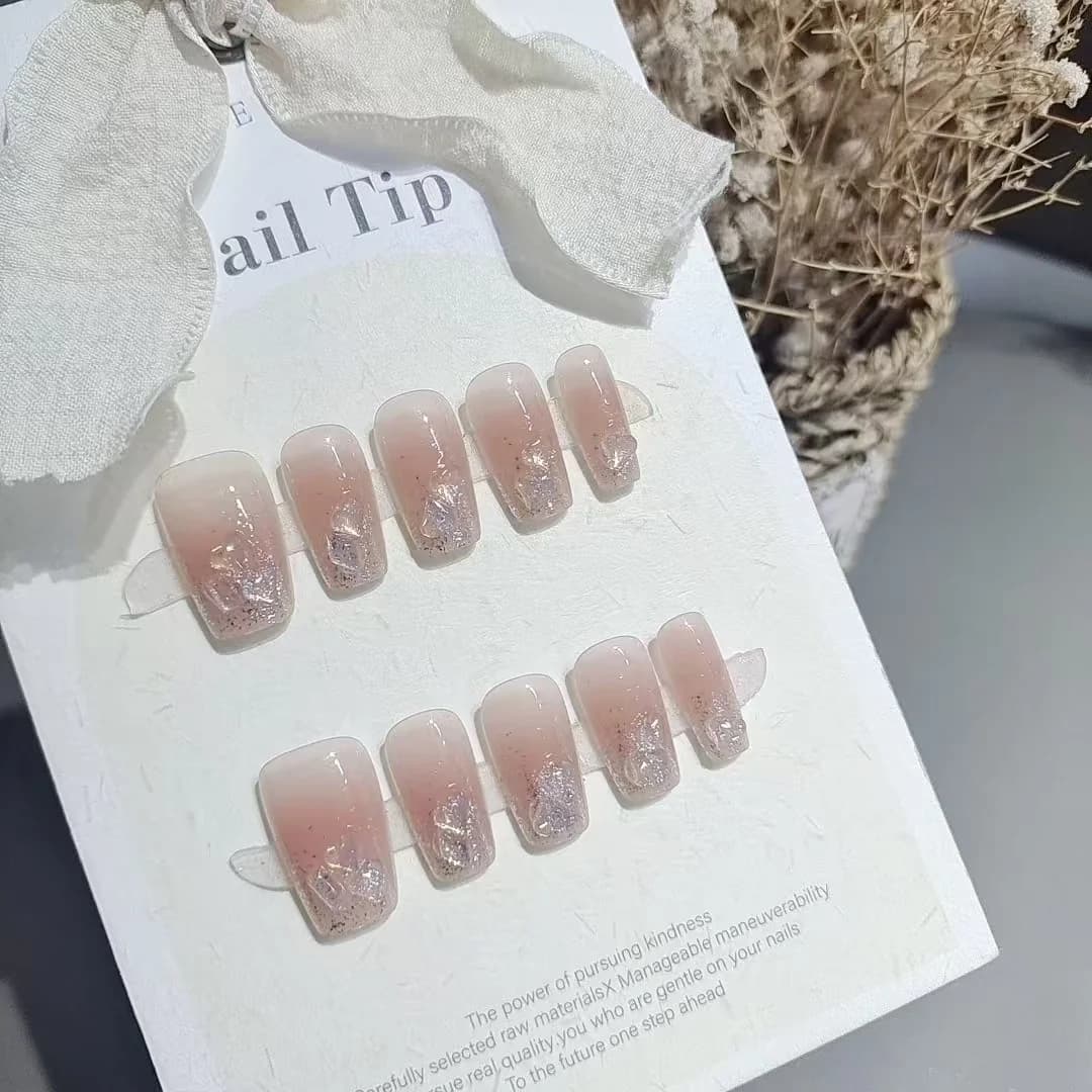 Press-on küüned südamekujuliste rhinestone'idega, lühikesed ja keskmised kirstuküüned