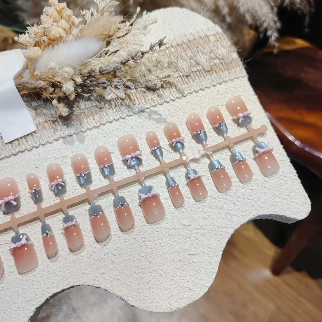 Sinised kassisilma prantsuse tipuga roosade kristallide ja liblikaga tehisnailid