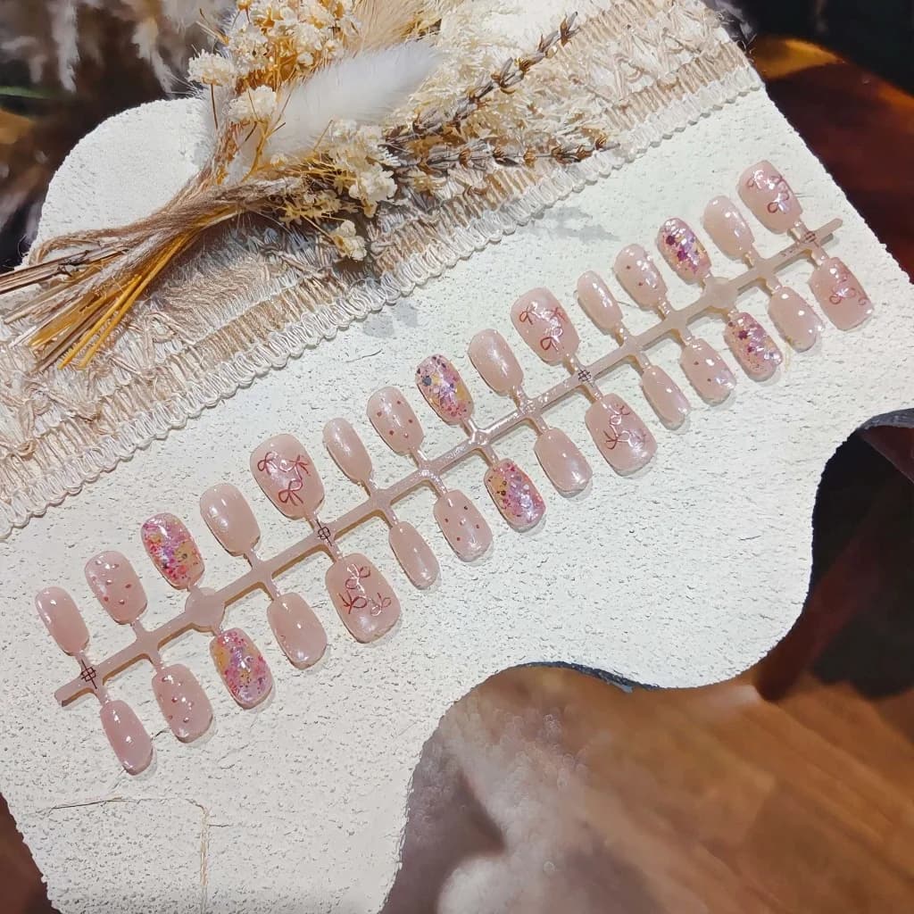 Roosad liblikaga kunstküüned, säde ja lips