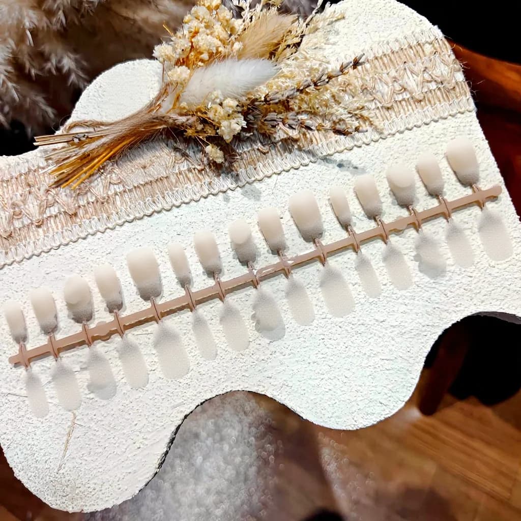 Musta kassisilma efektiga kunstküüned pärlite ja kristallidega