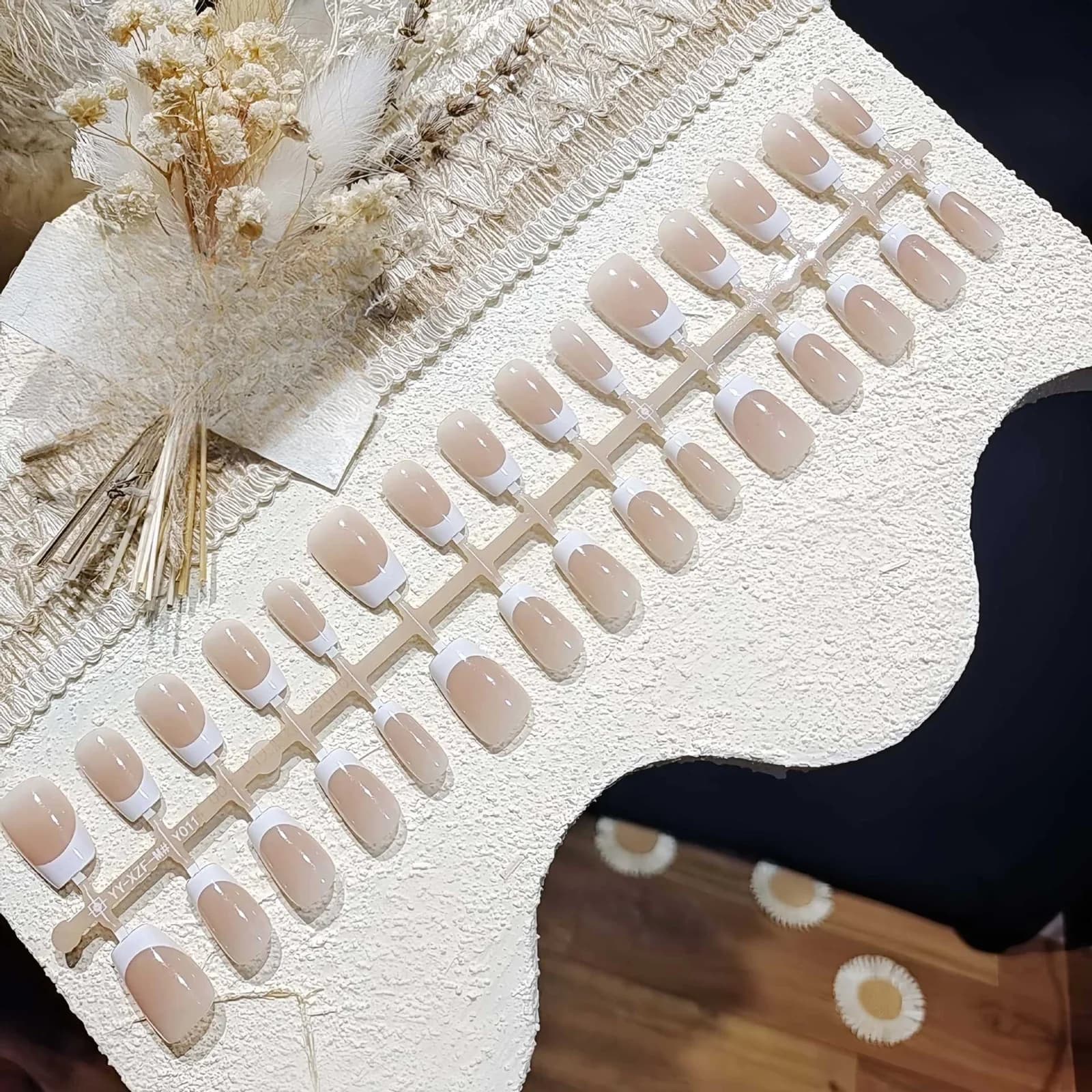 Lühikesed prantsuse tipuga liimitavad küüned, naturaalne nude look igapäevaseks kandmiseks