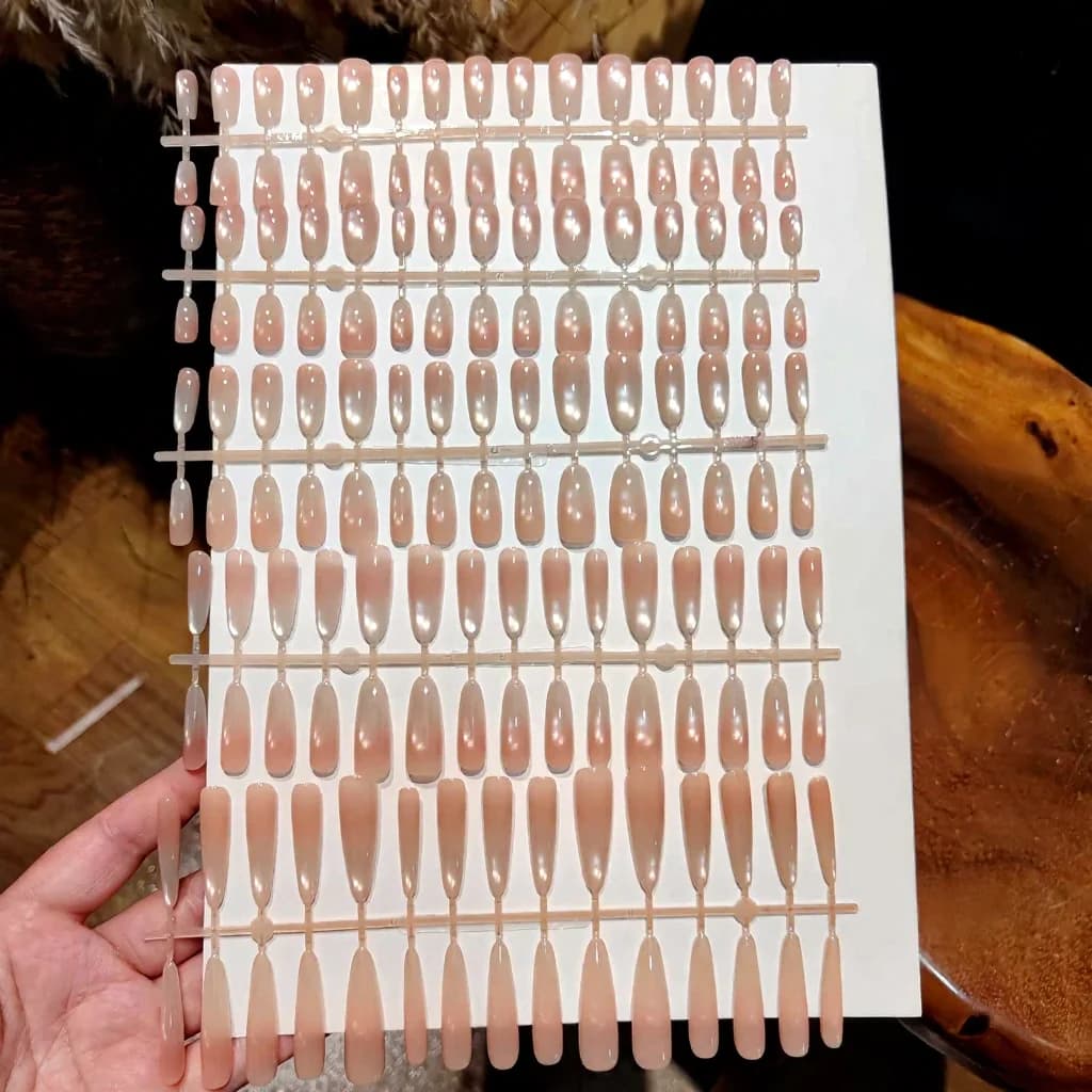 Kassisilma klaashelmestega kunstküüned, eelnevalt liimitud