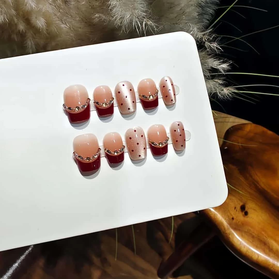 Punane Brownie Kassisilma Kleebisküüned Rhinestone'idega