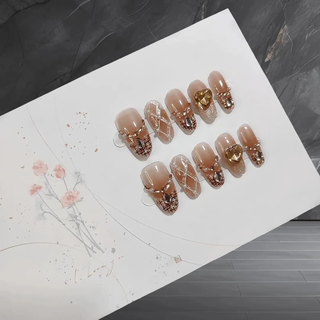 Keskmise ovaalse kujuga kassilae silmaefektiga küüned, sädelev pärl, 30 tk
