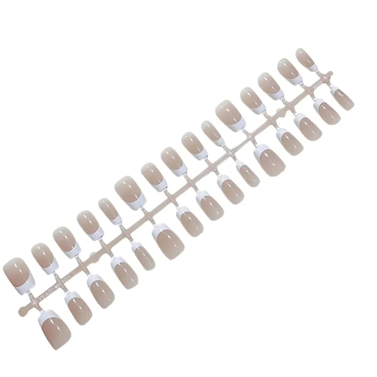 Lühikesed prantsuse tipuga liimitavad küüned, naturaalne nude look igapäevaseks kandmiseks