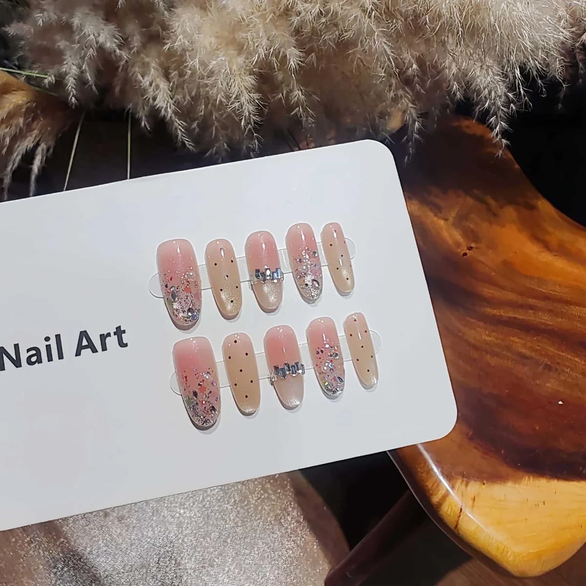 Nude hõbedase glitteriga kunstküüned kassisilma efektiga, keskmine ovaalne kuju