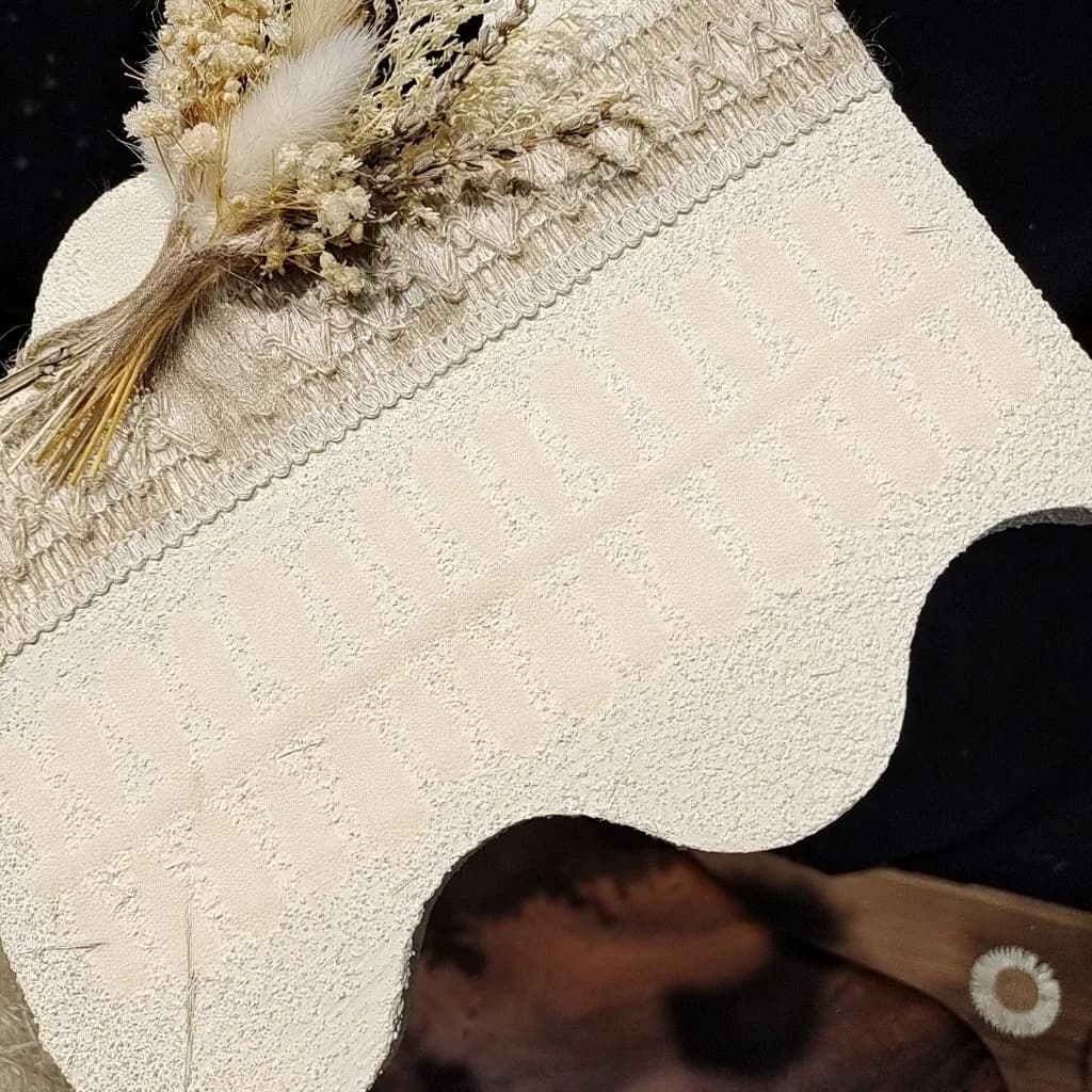 Roosad kassisilma kunstküüned, keskmise ovaalse kujuga, sädelev viimistlus