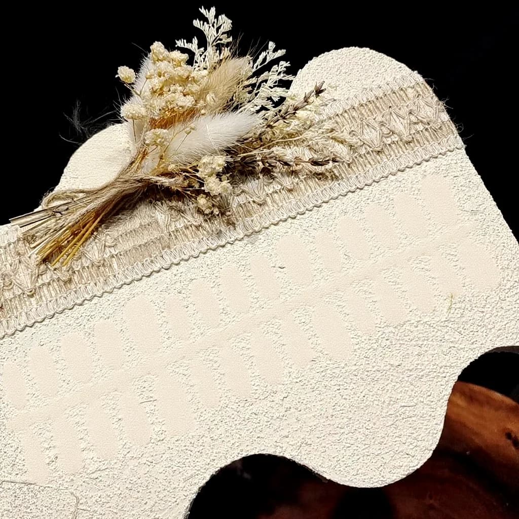 Lühikesed ovaalsed kunstküüned, virsikuroosa kassisilma ja klaashelmeste disain