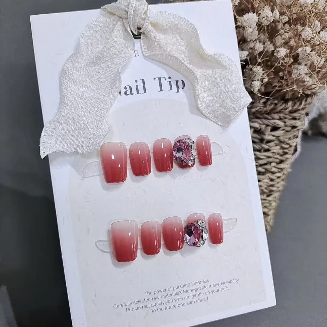 Roosimetsa üleminekuga tehisnailid, suurte rhinestone'idega, lühike kirstuküün