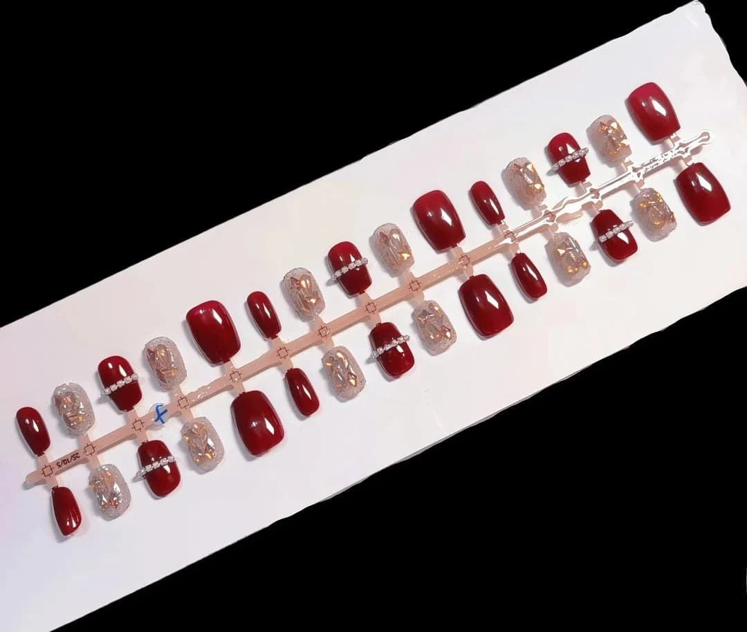 Punased kleebitavad küüned keti ja aurora rhinestone'idega, lühike ballerina kuju