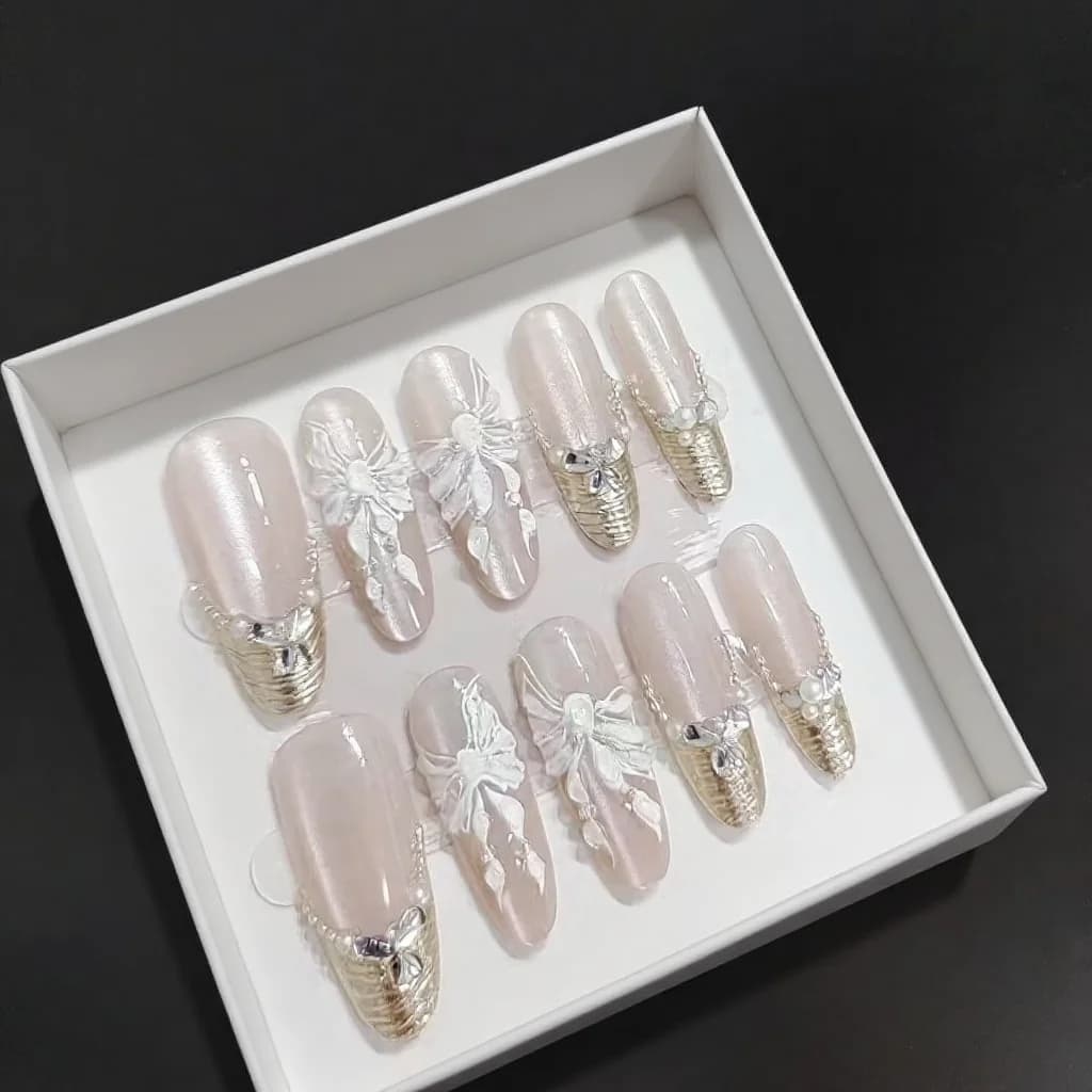 Surutavad küüned 3D-liblikate ja lilledega, pikk stiletto kuju