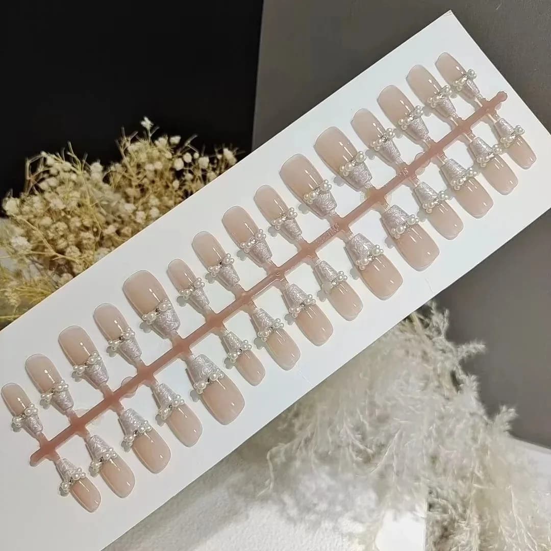 Pärlmutri mustriga liimitavad küüned pärlidega, nude komplekt