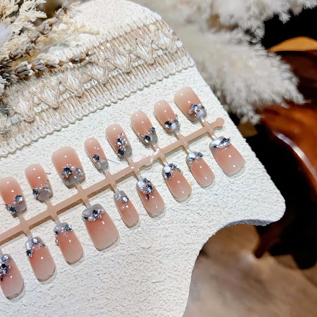 Sinised prantsuse tipuga tehisküüned pärlite ja rhinestone'idega