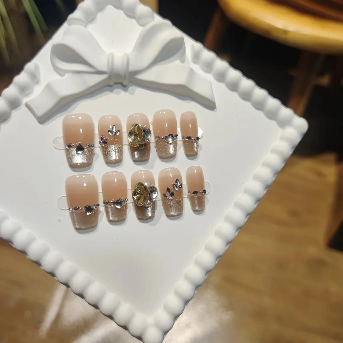 Roosiõitega glittertehisnailid, lühike kirstukujuline vorm, kristallmaniküür