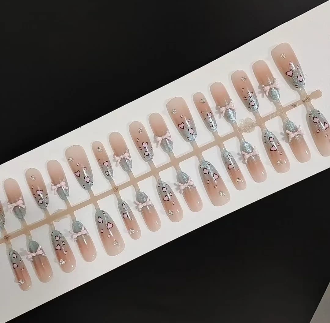 Kleebitavad küüned meresoola leopardimustriga, kassisilma efektiga, lipsuga, pikad stiletto-küüned