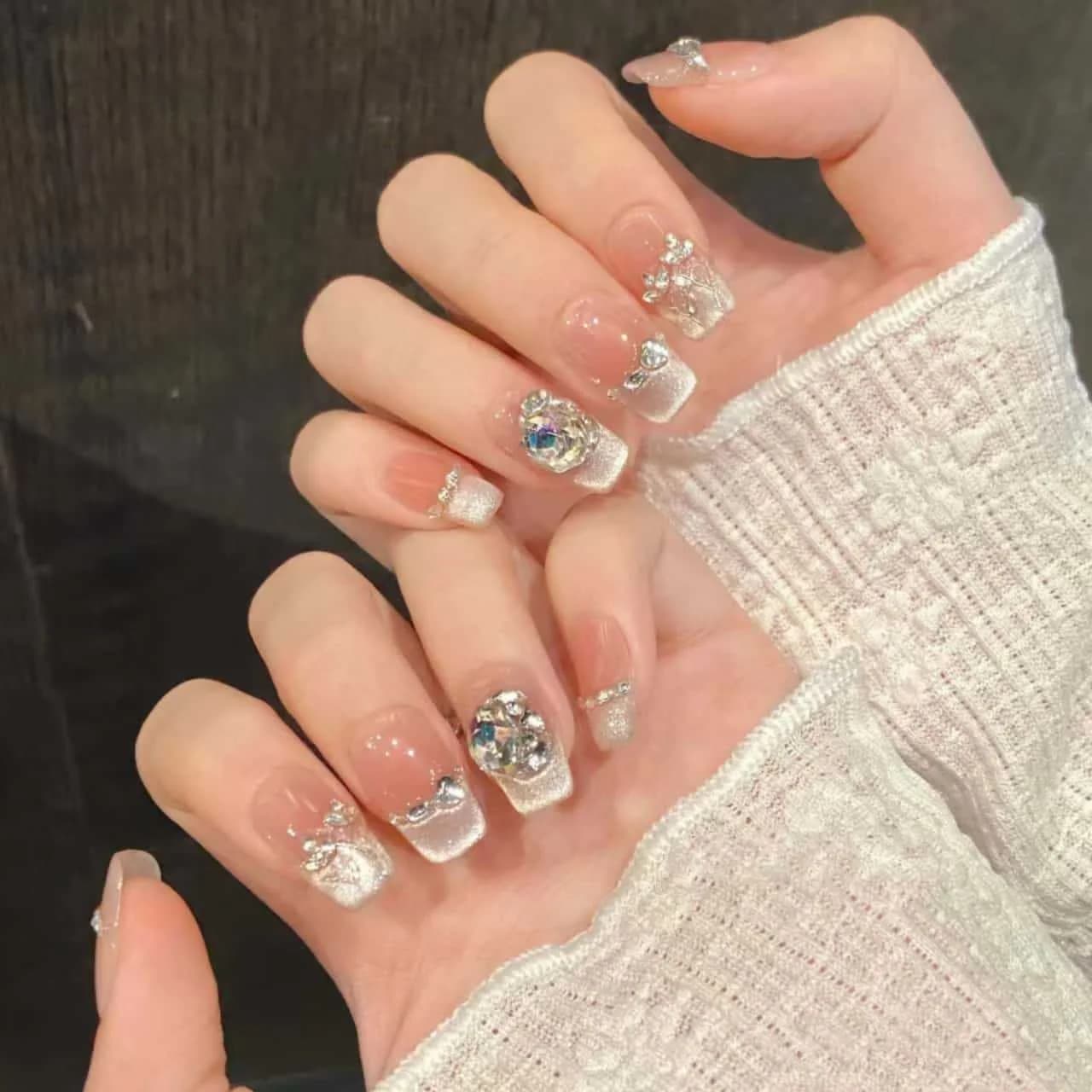 Roosiõitega glittertehisnailid, lühike kirstukujuline vorm, kristallmaniküür