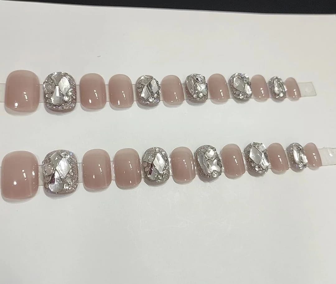 Lühikesed tehisnailid jääläbipaistva rhinestone-disainiga, 24 tk