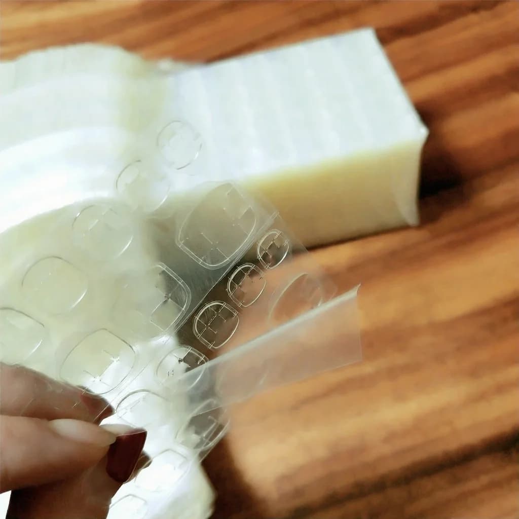 Kollased želeekonsistentsiga kahepoolsete kleebisküünte ribad pealepressitavatele küüntele