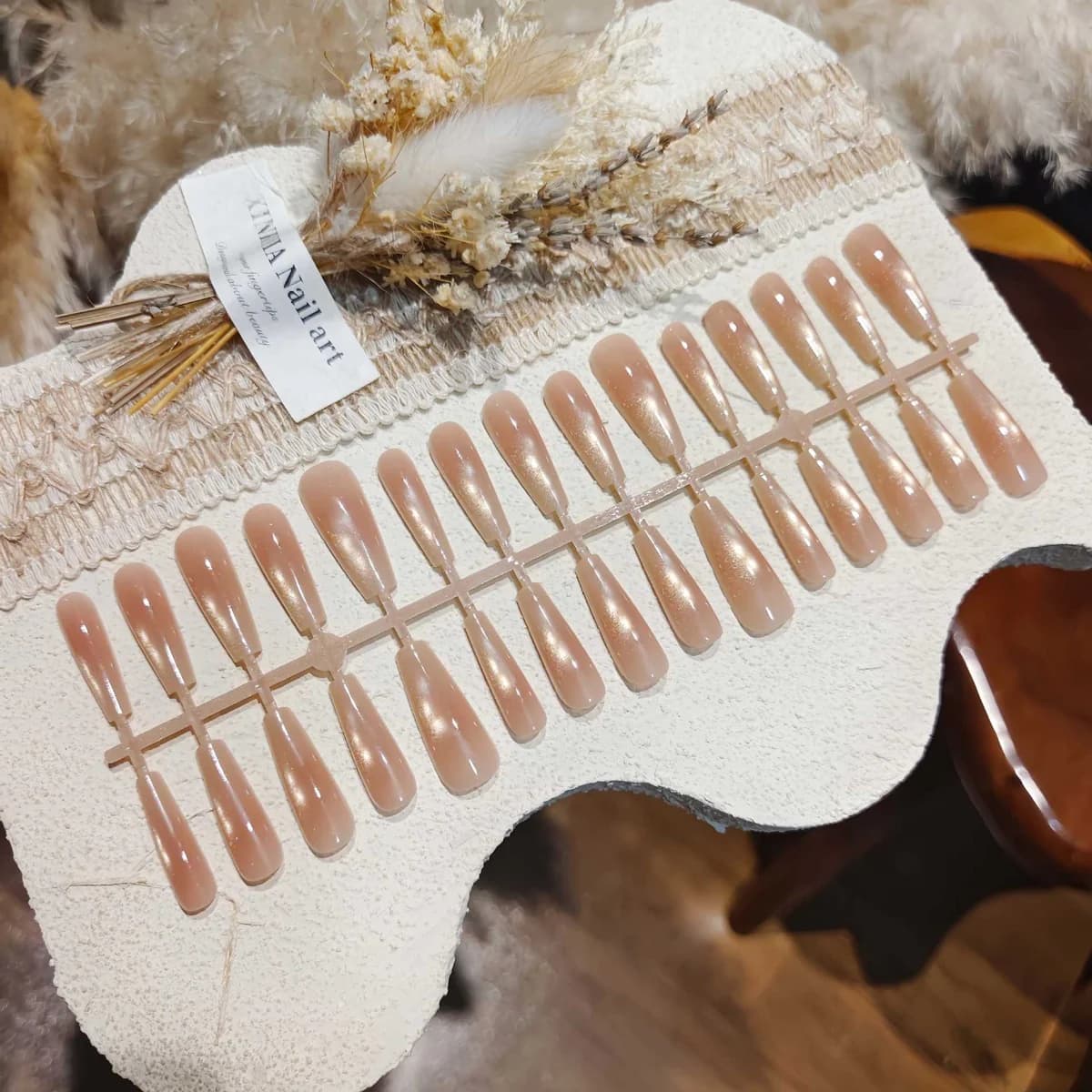 Udukuldsed kassisilma pressitavad küüned klaashelmeste glitteriga