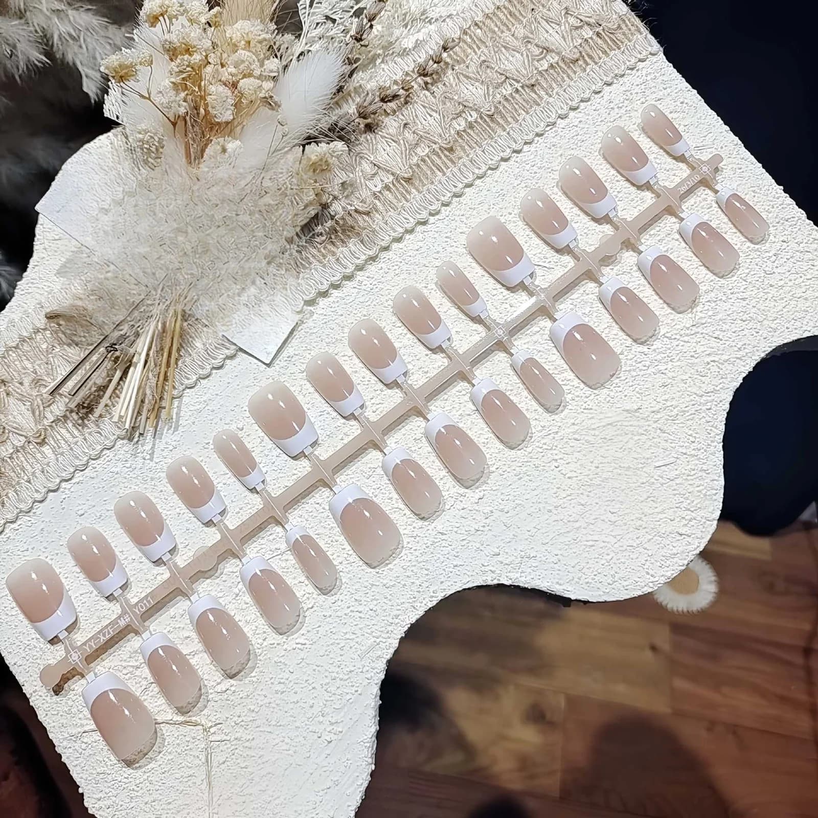 Lühikesed prantsuse tipuga liimitavad küüned, naturaalne nude look igapäevaseks kandmiseks