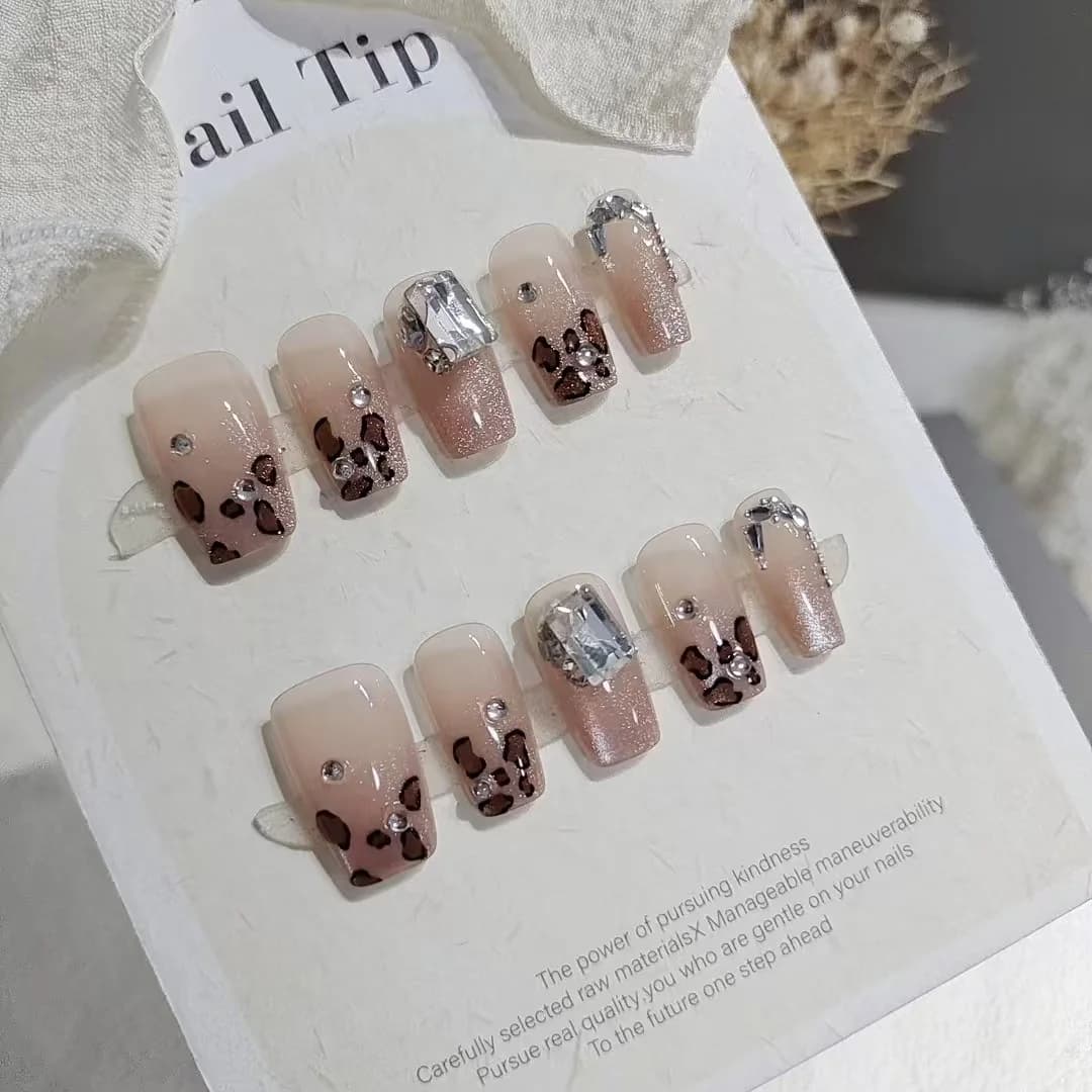 Leopardimustriga Kleebisküüned Rhinestone'idega Lühike Coffin