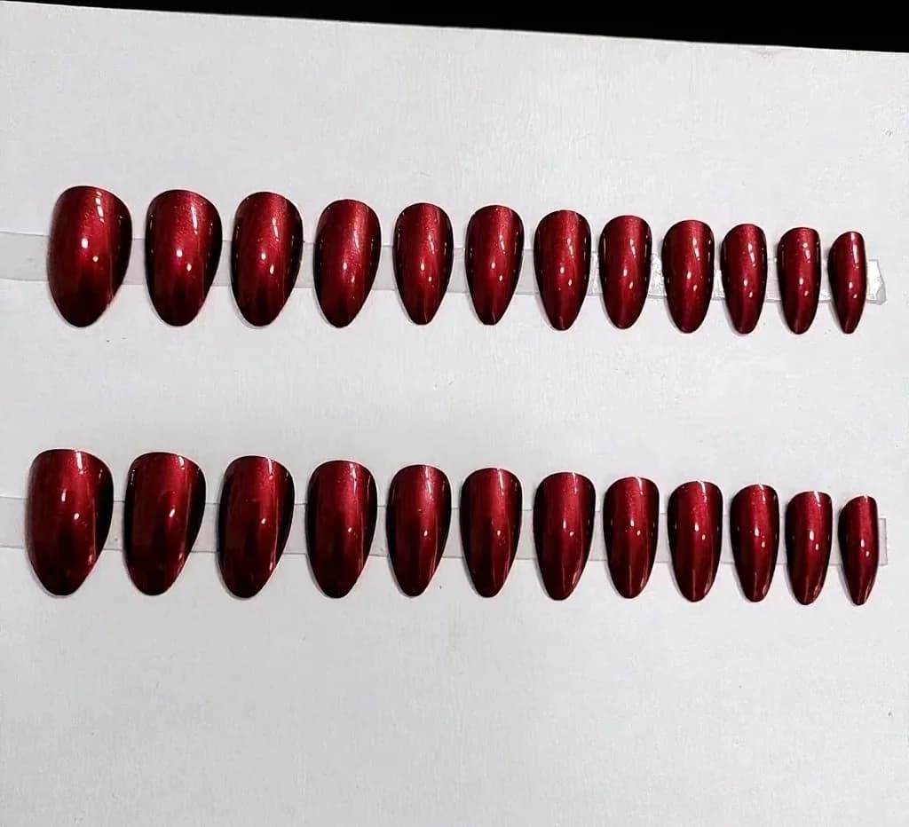 Pärlmutterpunased pikad stiletto-tehisnailid, ühtlane värv