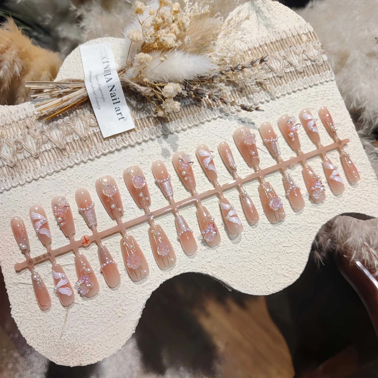 Kuldjoontega roosi ja liblikaga kunstküüned, kassisilma säde