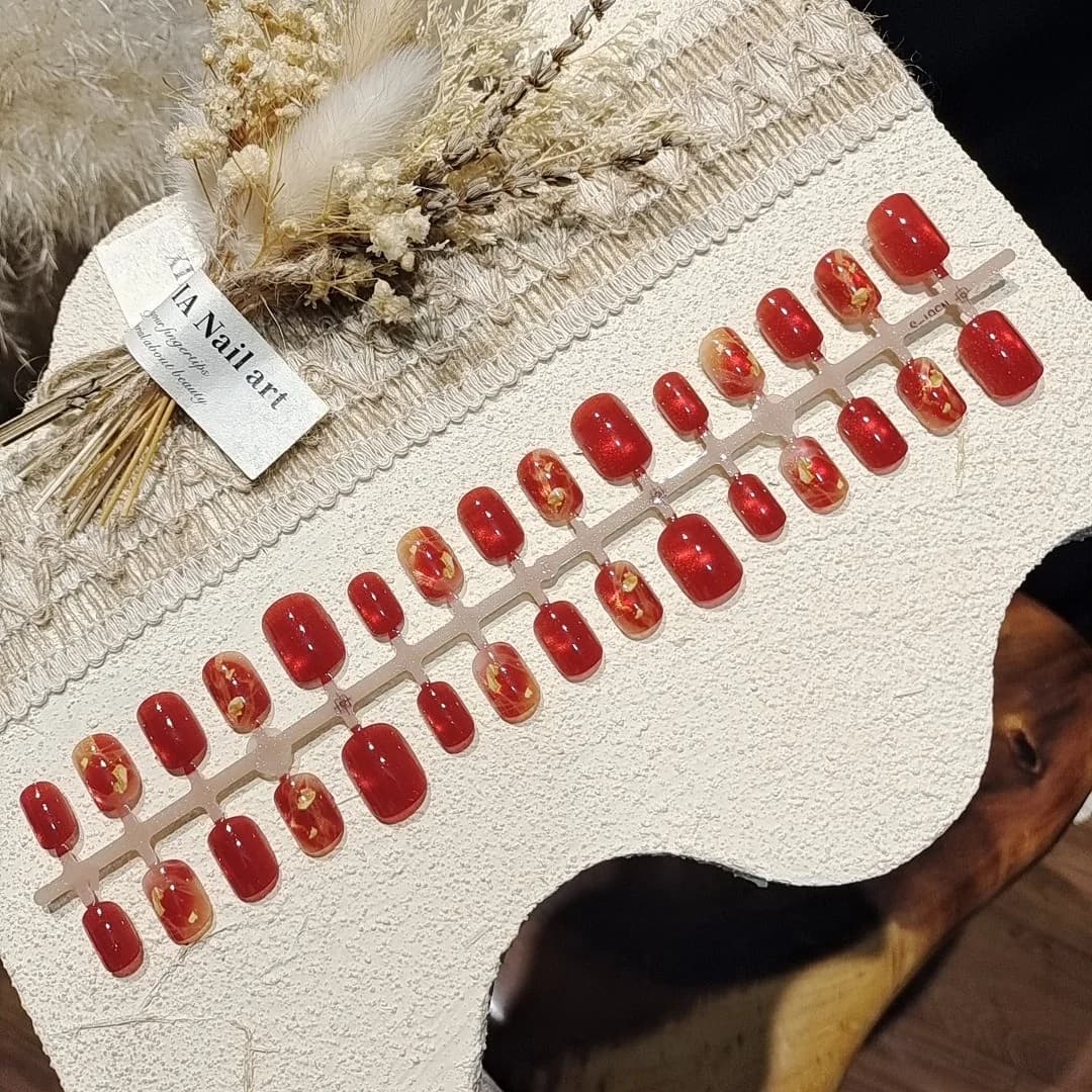 Punased kassisilma kunstküüned kuldfolioga, lühike ruutkuju