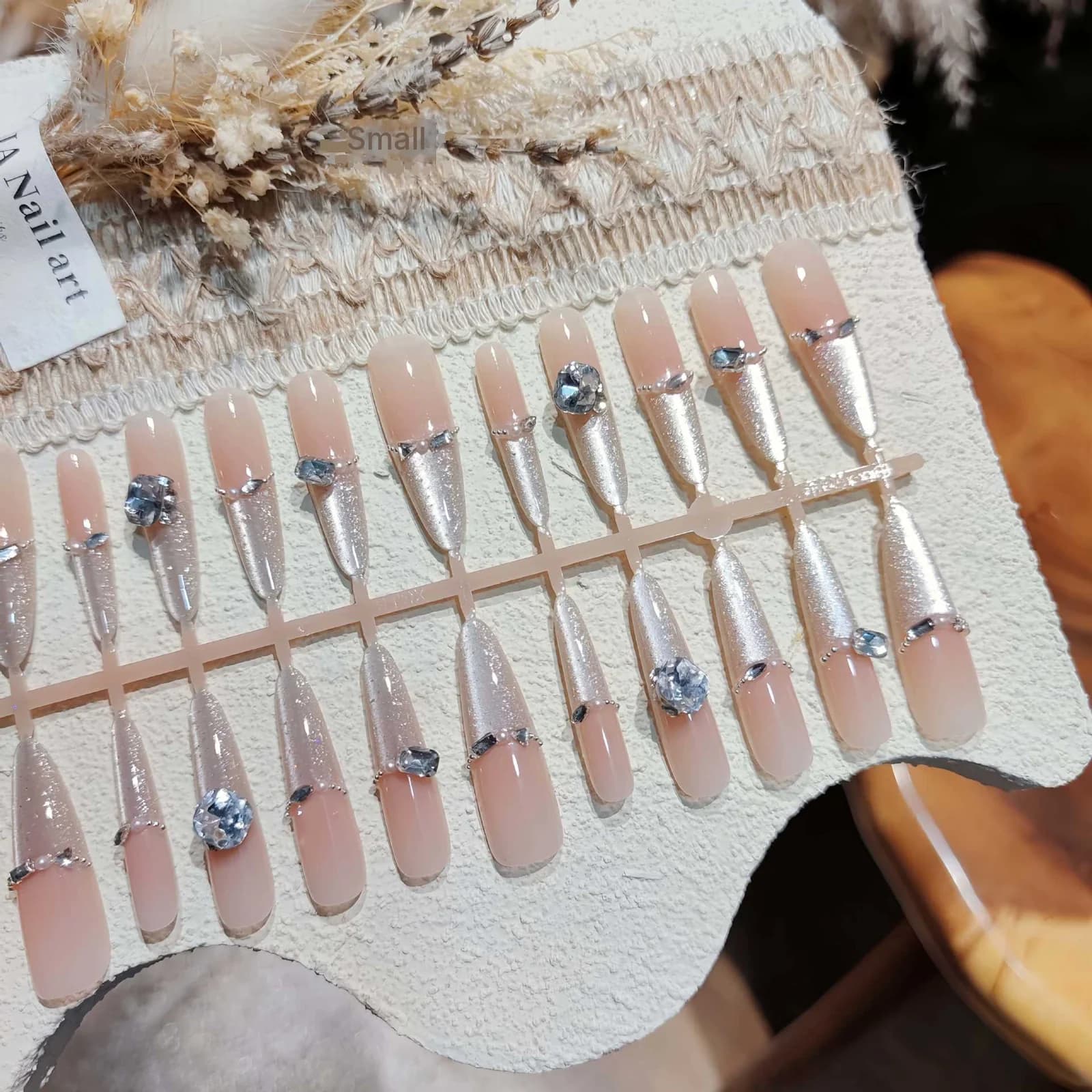 Pärlmutri läikega strassidega kassisilma glitter-maniküüri komplekt