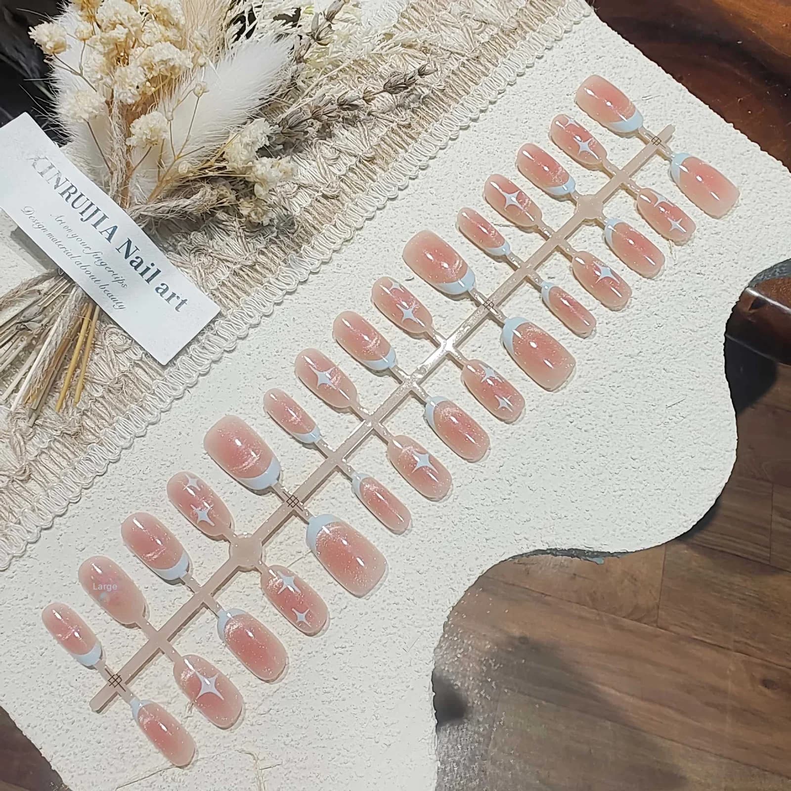 Lühikesed ovaalsed kassisilma tehisnaelad, roosa tähistaeva disain