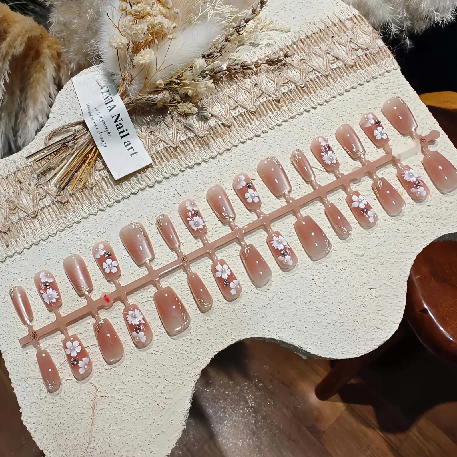 Lillelise kassi-silmaga kleebitavad küüned pärlitega