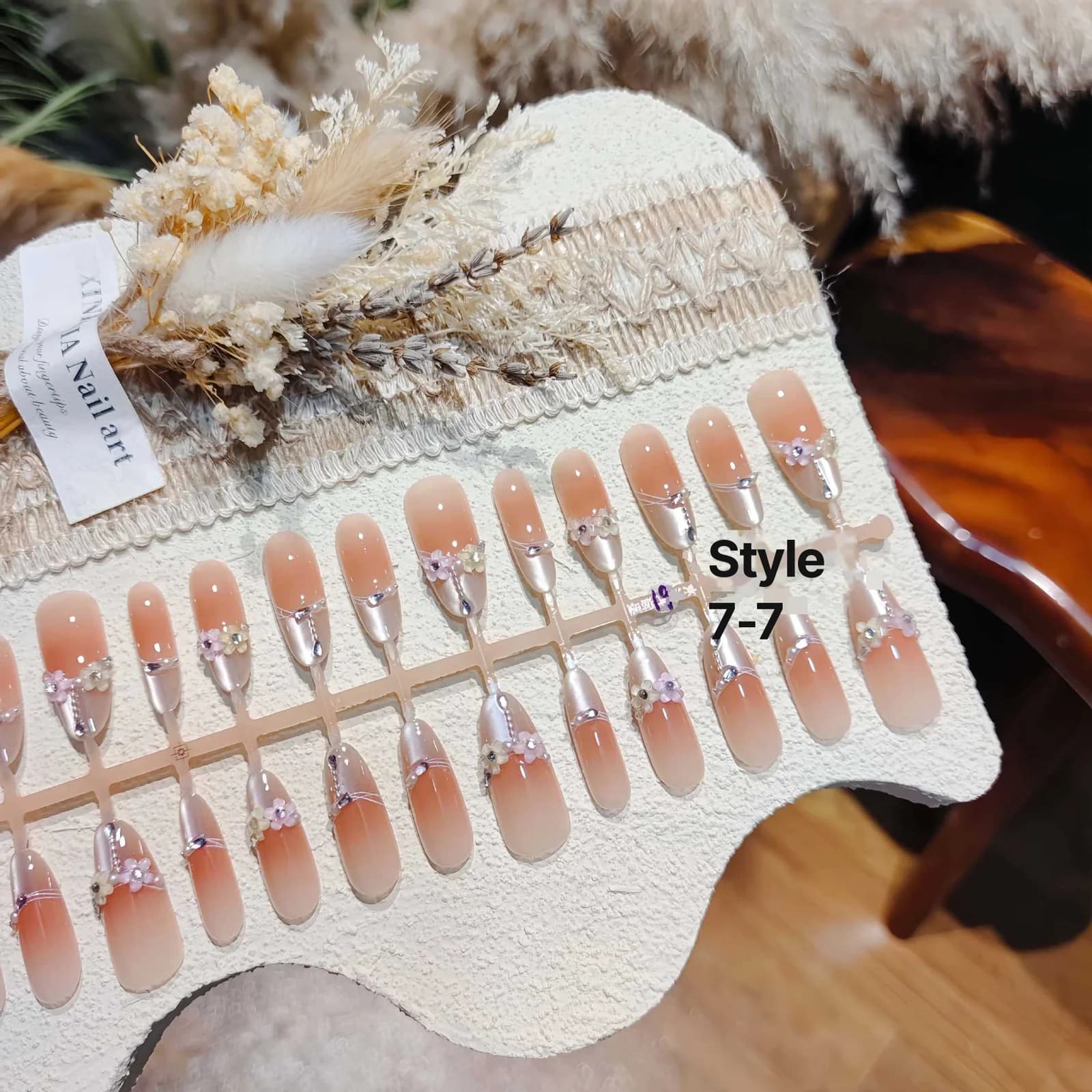 Lillelise kassisilma efektiga pikad stiletto kunstküüned kristallidega