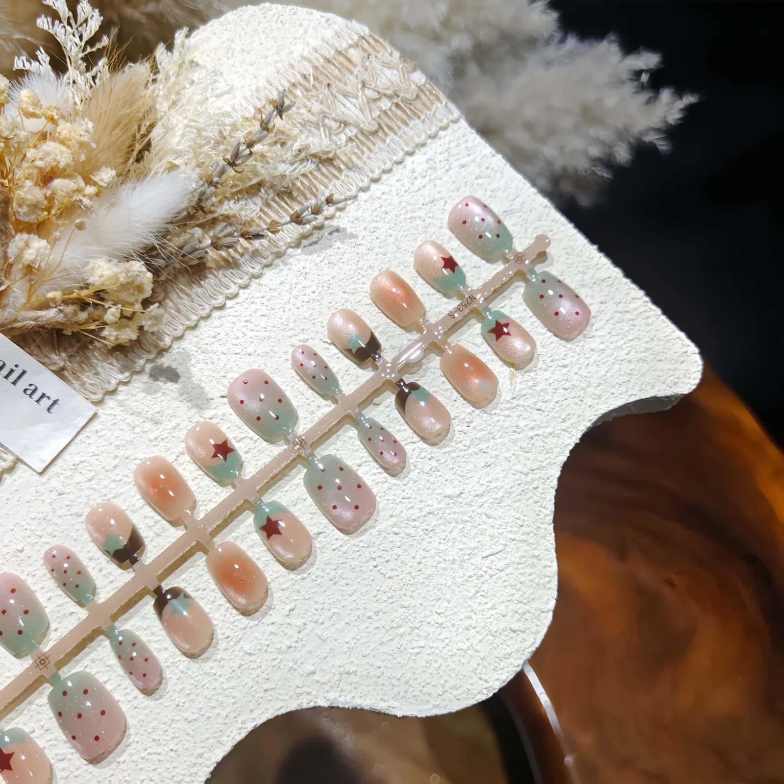 Lühikesed balletikujulised kunstküüned, mündiroheline kassisilm klaashelmestega