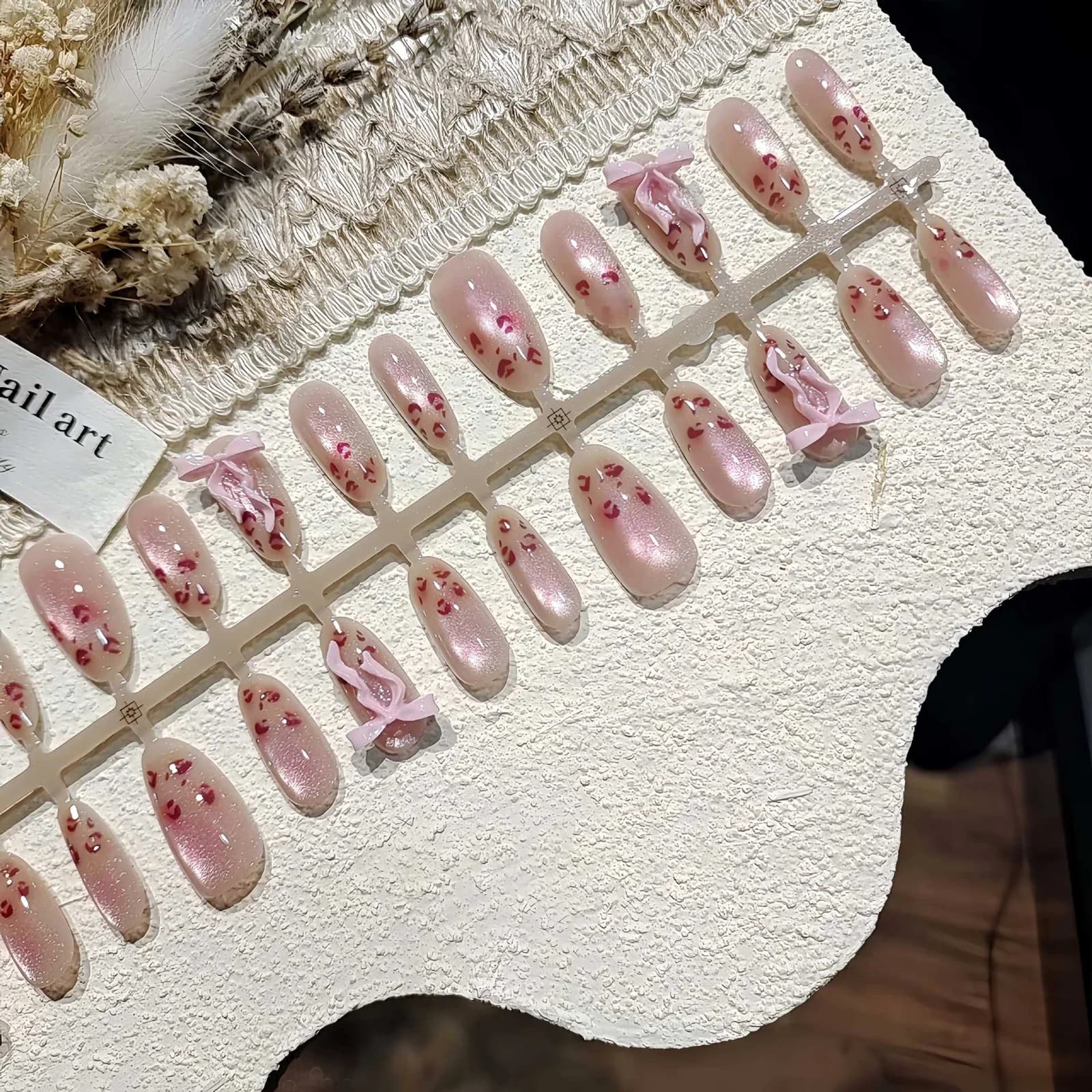 Roosa leopardimustriga kassisilma liimitavad küüned, keskmine ovaalne kuju