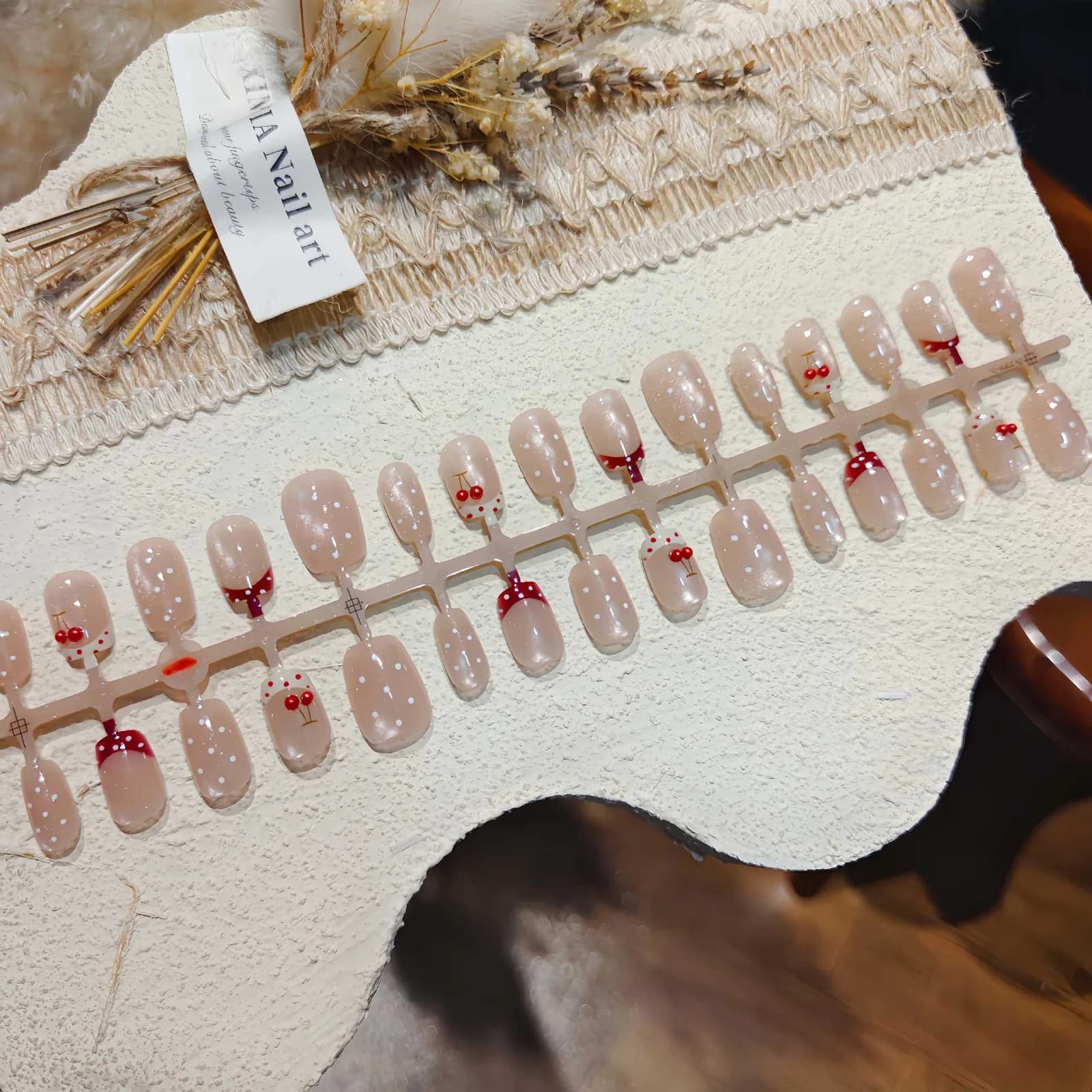 Täppide ja kirssidega kunstküüned koos kristallidega, lühike balletikuju