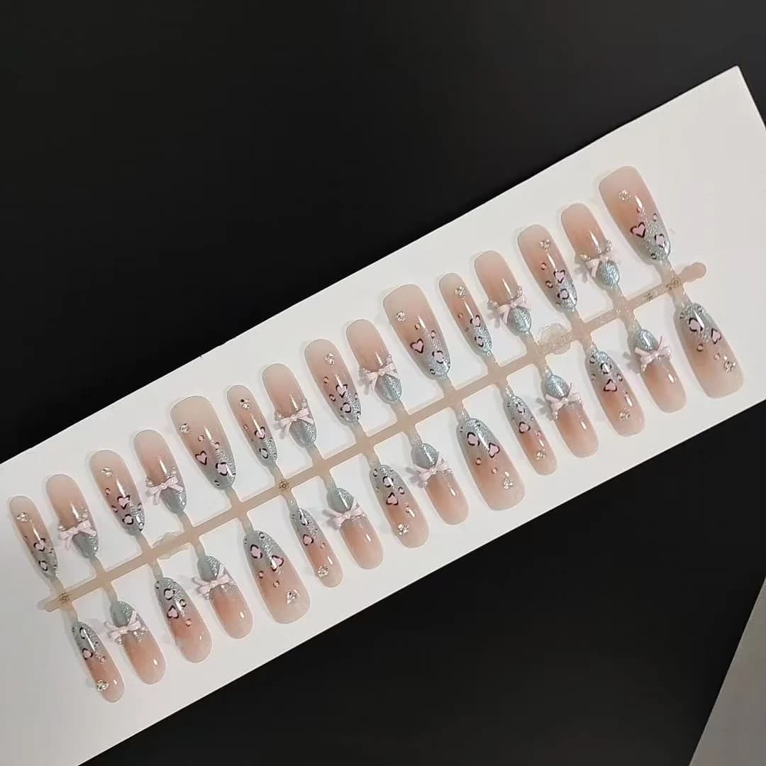 Kleebitavad küüned meresoola leopardimustriga, kassisilma efektiga, lipsuga, pikad stiletto-küüned