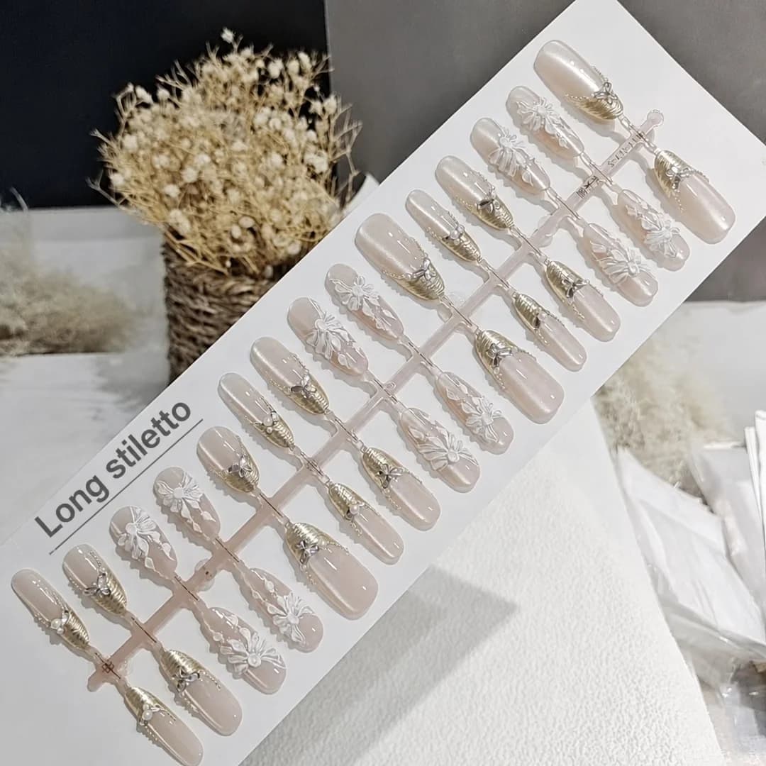 Surutavad küüned 3D-liblikate ja lilledega, pikk stiletto kuju