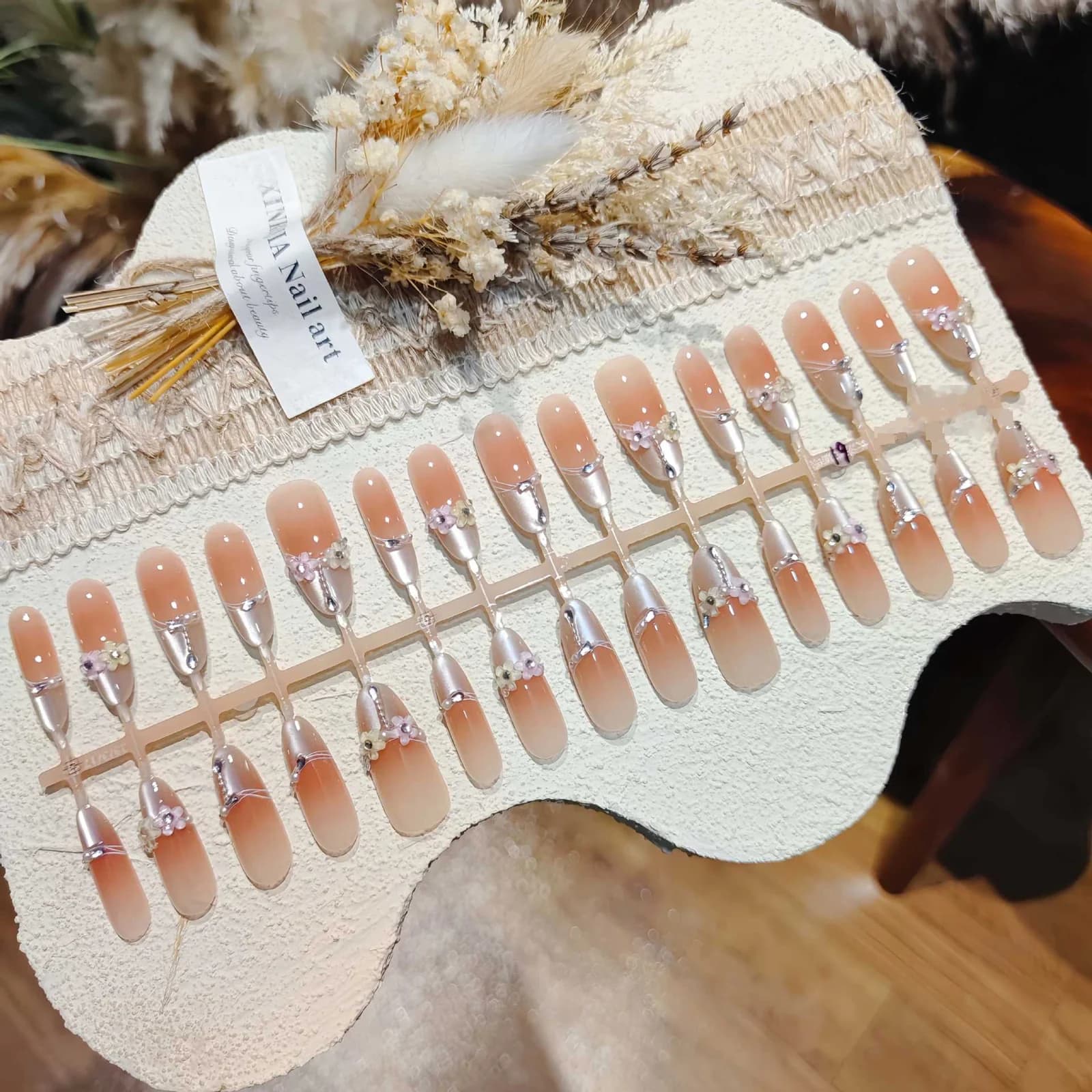 Lillelise kassisilma efektiga pikad stiletto kunstküüned kristallidega
