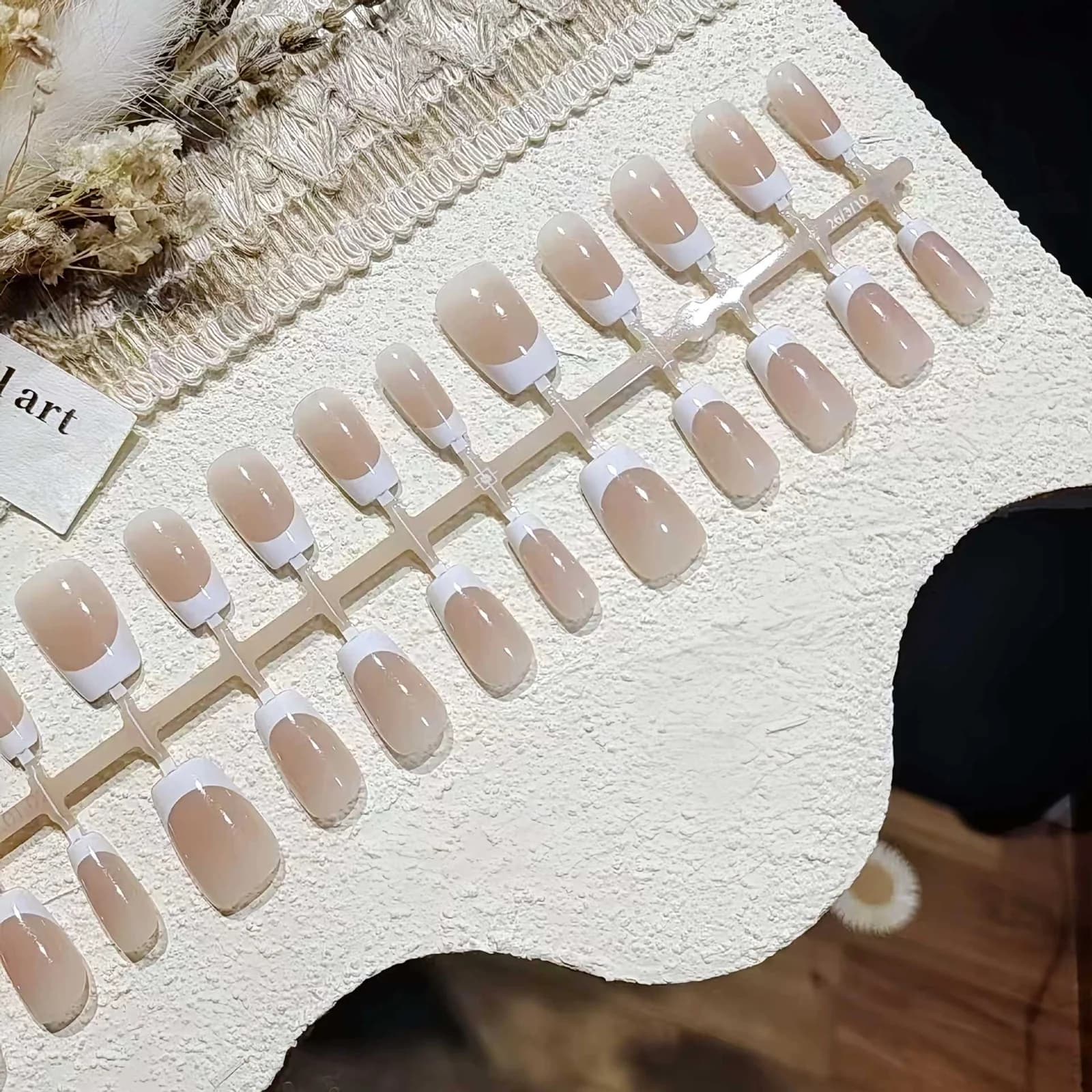 Lühikesed prantsuse tipuga liimitavad küüned, naturaalne nude look igapäevaseks kandmiseks