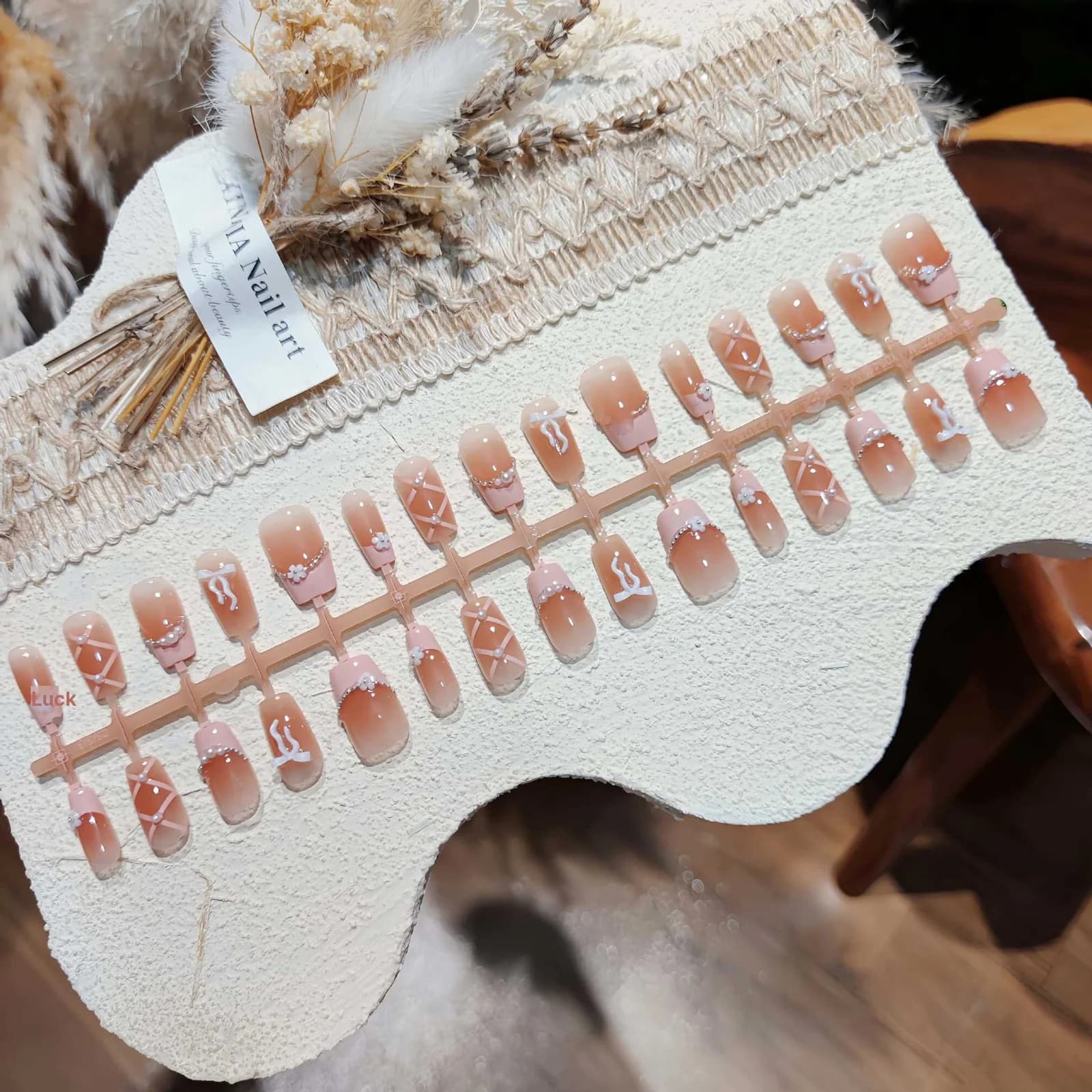Roosad prantsuse tipuga teesküüned lipsu ja keti detailidega, lühike ruutkuju