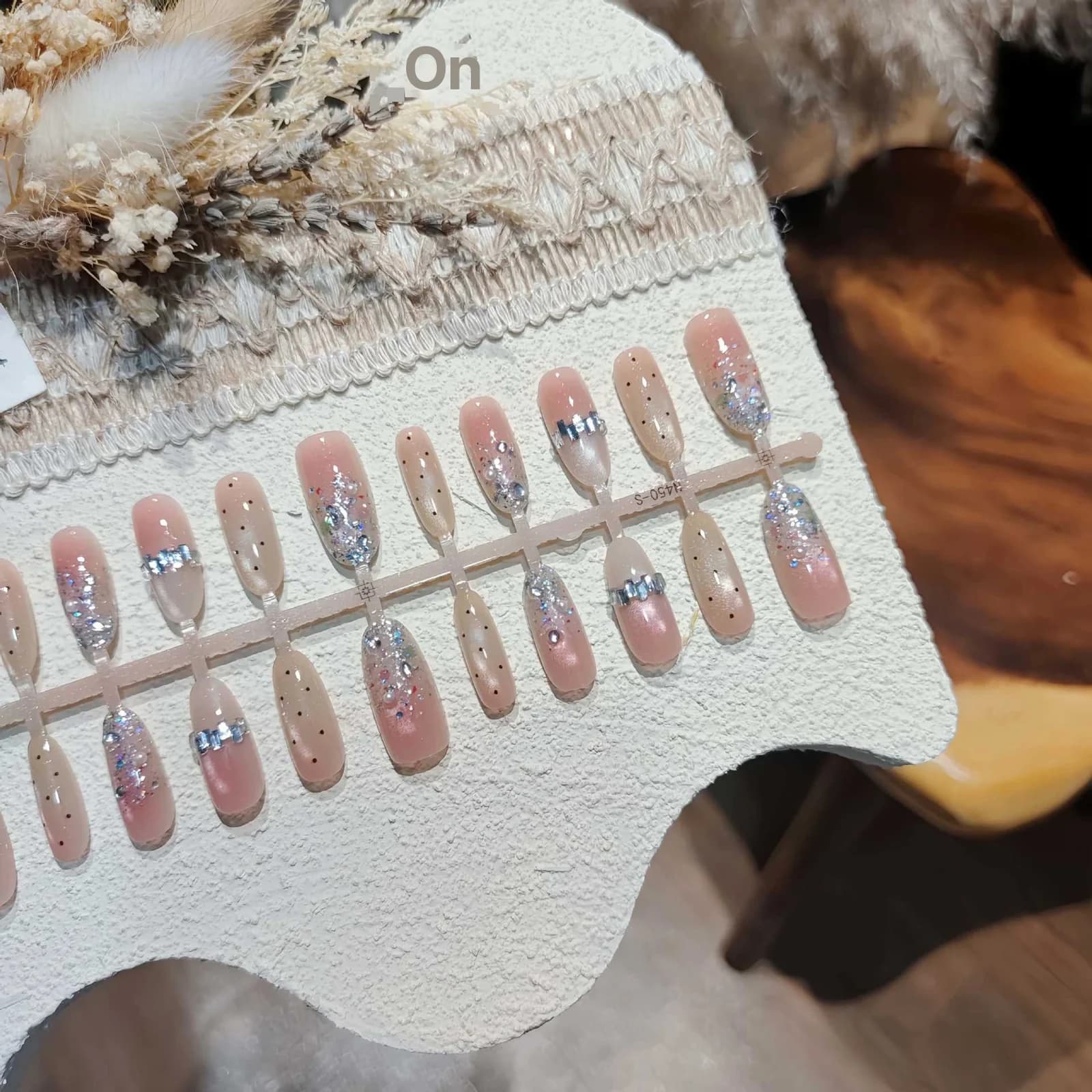 Nude hõbedase glitteriga kunstküüned kassisilma efektiga, keskmine ovaalne kuju
