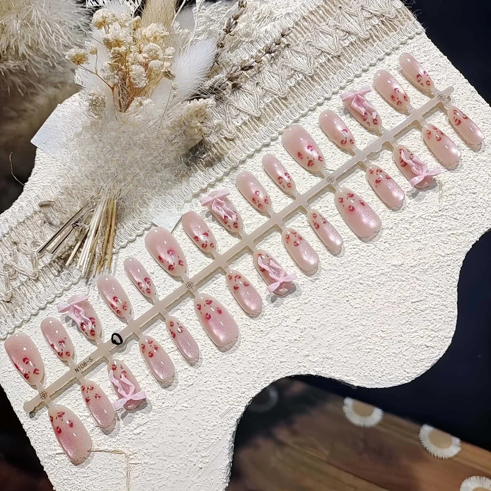 Roosa leopardi mustriga kassisilma efektiga pressitavad küüned, keskmine ovaalne kuju