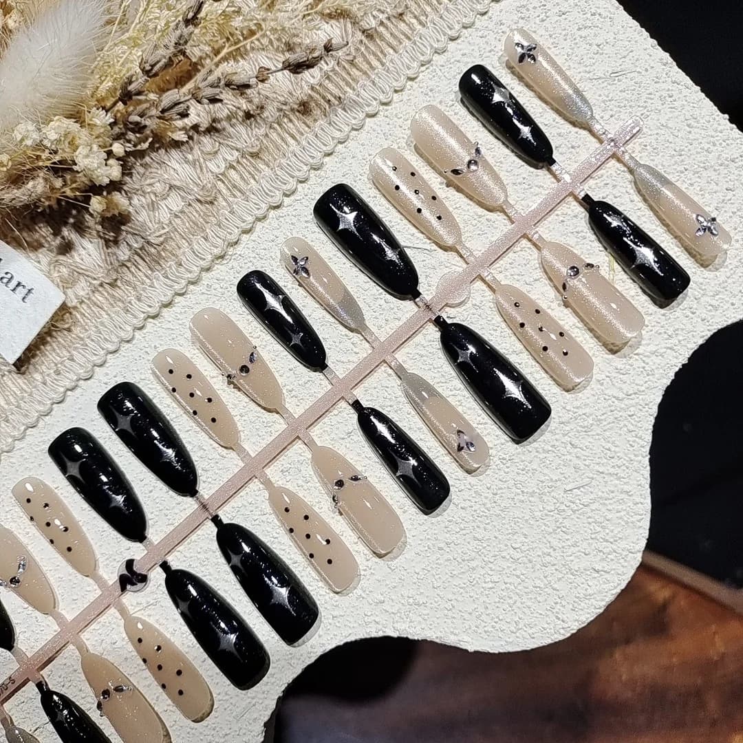 Stiletto kunstküüned kivikestega, tume tähistae disain