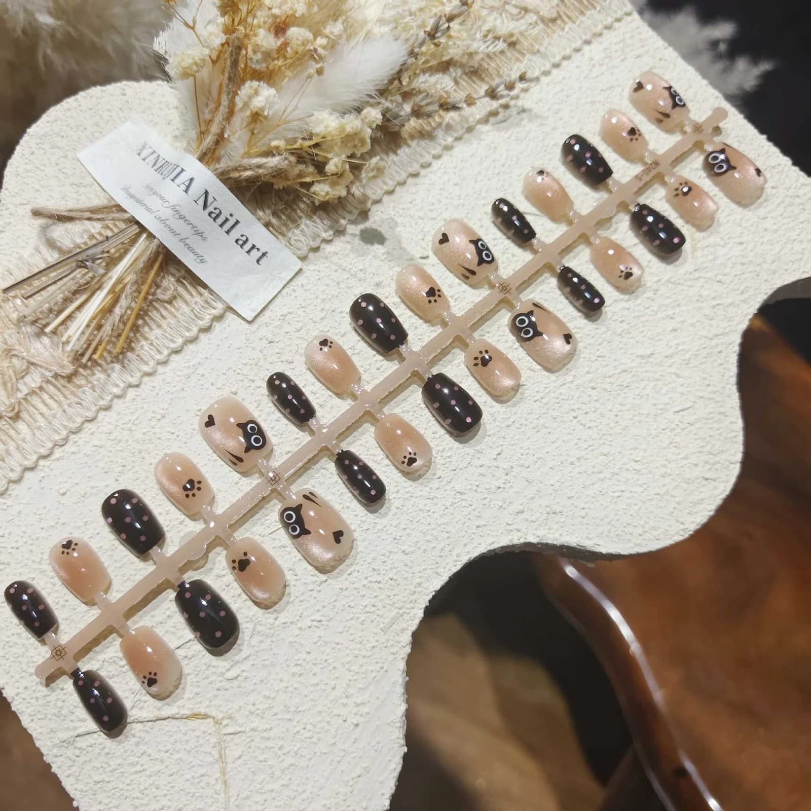 Mustad kassisilma kunstküüned, lühike ballerina kuju klaashelmetega