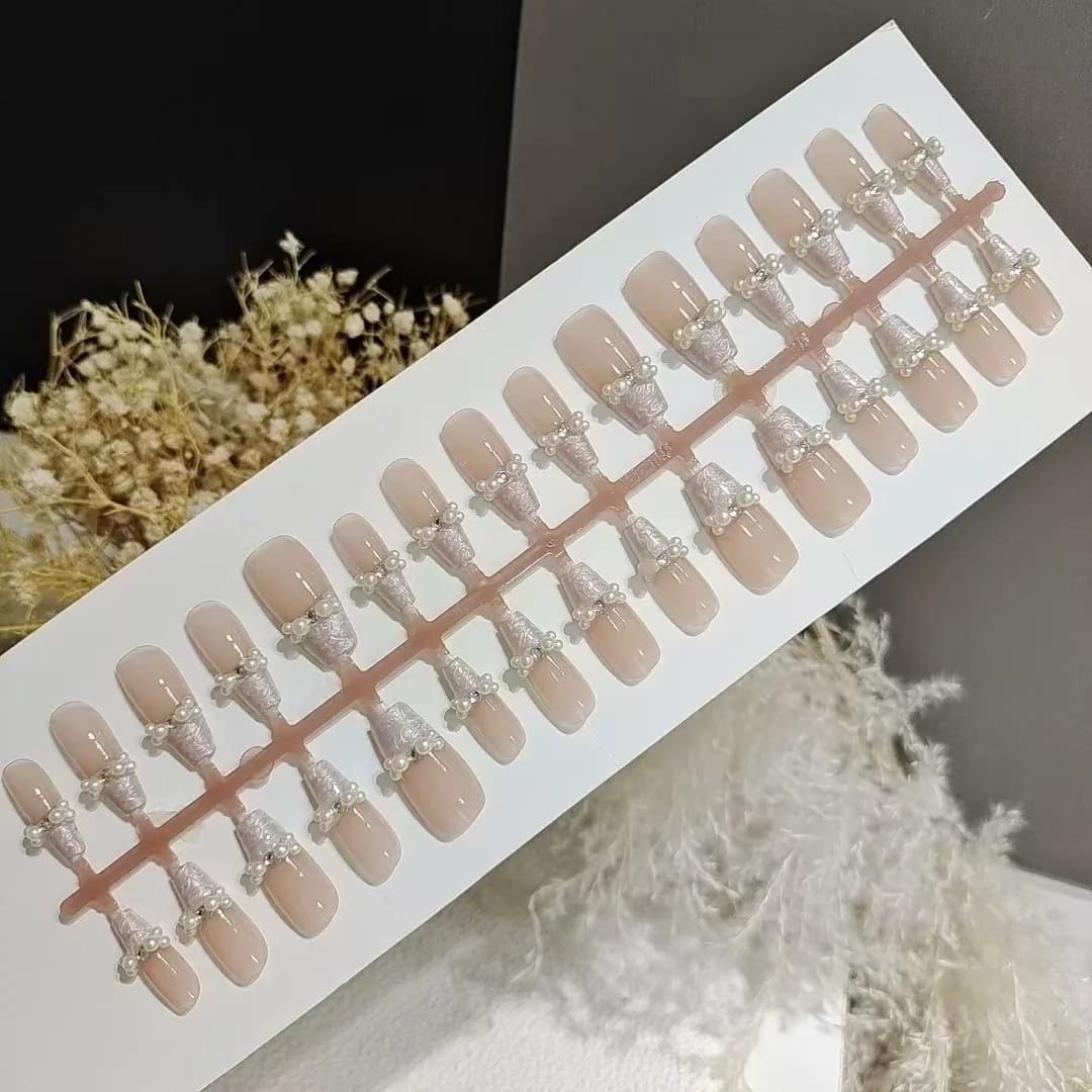 Pärlmutri mustriga liimitavad küüned pärlidega, nude komplekt