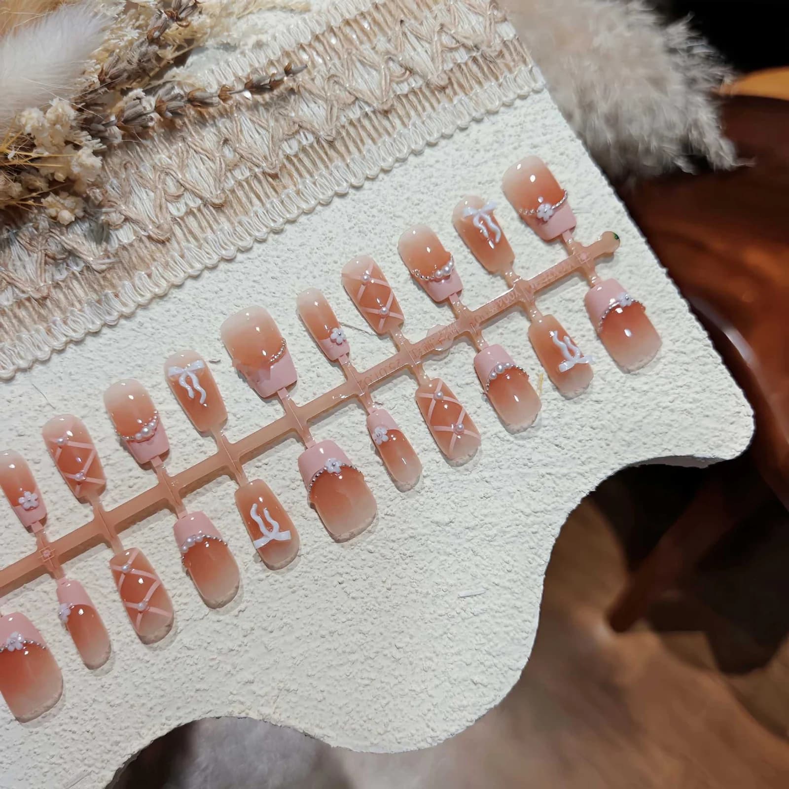 Roosad prantsuse tipuga teesküüned lipsu ja keti detailidega, lühike ruutkuju