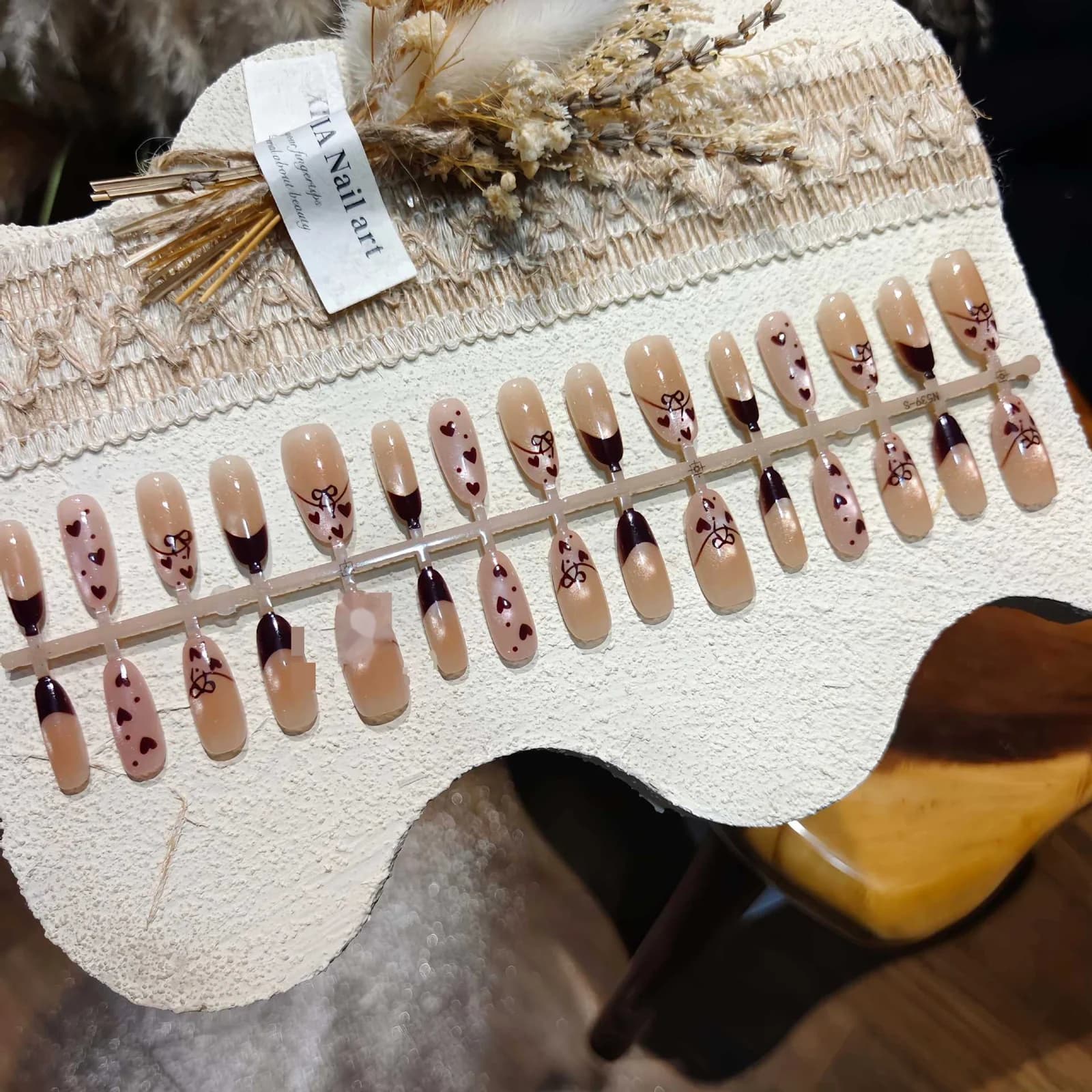 Karamelli liblikaga kassisilma kunstküüned, keskmine ovaalne kuju, 30 tk
