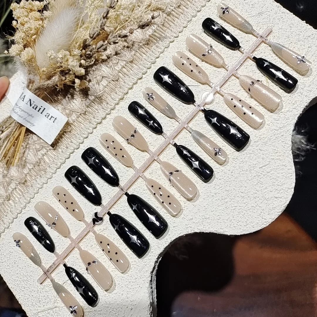 Stiletto kunstküüned kivikestega, tume tähistae disain