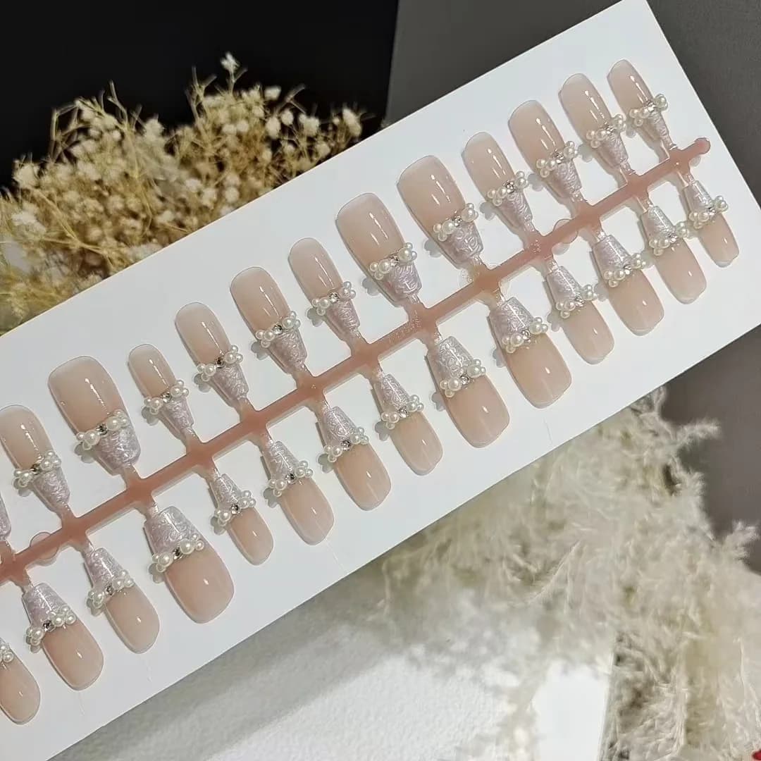 Pärlmutri mustriga liimitavad küüned pärlidega, nude komplekt